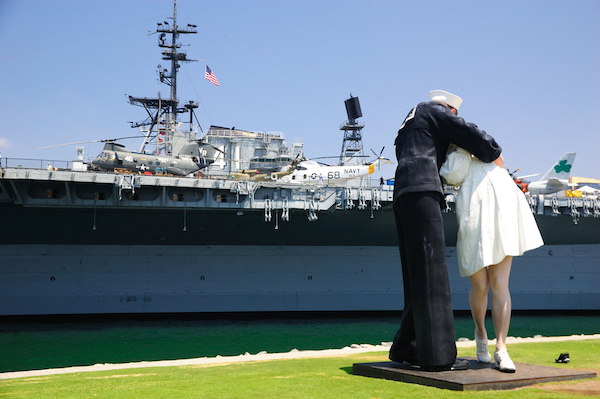 Una vista del USS Midway desde la estatua del marinero que besó a una enfermera, en el Times Square, al final de la Segunda Guerra Mundial.