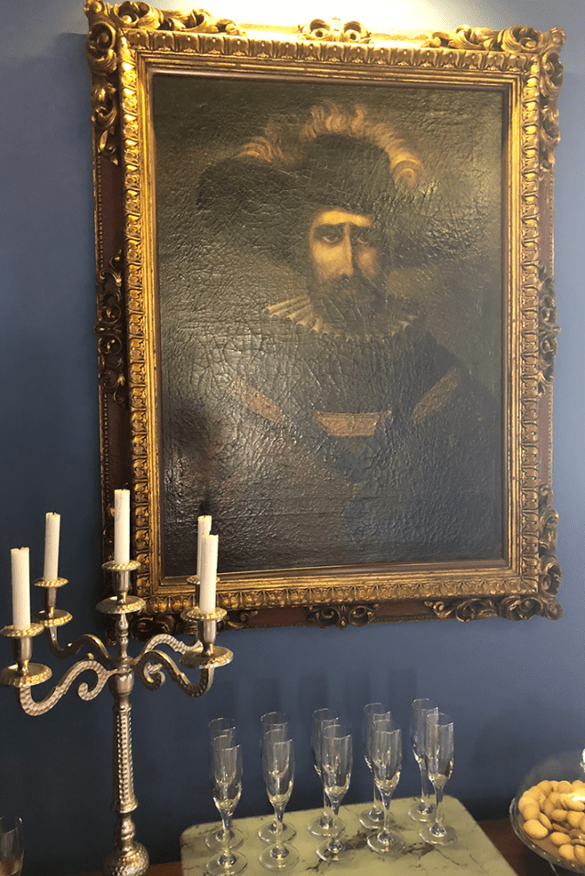 La pintura al óleo de Nicolás de Ovando que te recibe en recepción.